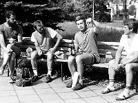 Ebi 1987 Lisak 46  Snídaně na lavičce v Sezimově Ústí. Zleva Sir, + Václav Slavík, pH S.J., Freddy.