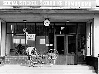 Ebi 1987 Lisak 48  Socialistická škola v Sezimově Ústí. PaeDr. uvědoměle seřizuje svou exportní třírychlostní Ukrajinu.