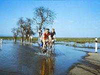 EBI 1987 Sir 022  Zaplavená silnice na trase Ebicyklu při dojezdu do Mostu. První etapa 5. 7. 1987. PHSJ + Jiří Kroutil