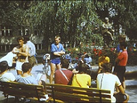 EBI 1987 Sir 085  Snídaně v Sezimově Ústí v parku před školou 10. 7. 1987. Vlevo Tomáš Stařecký, uprostřed Jiří Kroutil, sedící ve žlutém tričku Marek Vorel, vpravo vzadu Michal Stánec, před ním Jiří Neuman