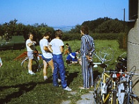 EBI 1987 Sir 105  Hvězdárna Vlašim 11. 7. 1987. Vlevo František Vaclík, vpravo v pyžamu Jeník Hollan, vzadu spravuje kolo Zdeněk Soldát