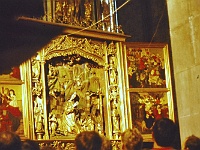 EBI 1988 Sir 019  Neděle 3. 7. 1988. Ebicyklisté před jedním z křídlových oltářů v kostele sv. Egídia v Bardejově
