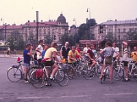 EBI 1989 Sir 066  Čtvrtá etapa středa 12. 7. 1989. Srocení ebicyklistů na parkovišti u nádraží v Českém Těšíně