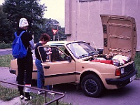 EBI 1990 Sir 008  Sobota 7. 7. 1990 Vratislavice nad Nisou. Petr Štorek a Mirka Štorková u auta vozové hradby