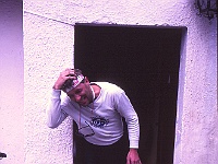 EBI 1990 Sir 040  Třetí etapa úterý 10. 7. 1990 Chyše. Tomáš Stařecký krátce po rozražení hlavy o futro. Helma by se v domě Miloše Danka hodila víc než na kole...