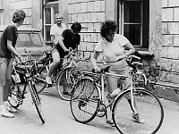 Ebi 1984 Lisak 07  R. Šanderová sedlá kolo, vzadu v kšiltovce P. Kucharčík.