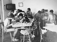 Ebi 1984 Lisak 16  Ebicyklisté obědvají na Hvězdárně v Ondřejově.