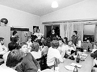 Ebi 1987 Lisak 15  Klubovna Hvězdárny v Sezimově Ústí. Ebicyklisté se napájejí po namáhavé pouti.
