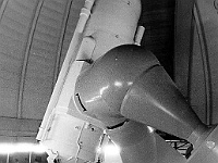 Ebi 1987 Lisak 19  Ebicyklisté u dvoumetrového dalekohledu v Ondřejově. Výklad podává hlavní inženýr dvoumetru Josef Zicha (v bílé košili se založenýma rukama).