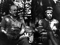 Ebi 1987 Lisak 21  Beseda v ondřejovském parku. RNDr. Ladislav Křivský hovoří o Slunci; pH S.J. sleduje, zda dávají ebicyklisté pozor.