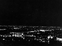 Ebi 1987 Lisak 22  Večerní Praha. Vpravo nábřeží mezi Národním divadlem a Karlovým mostem.