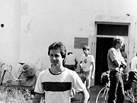Ebi 1987 Lisak 23  Hostitel ebicyklistů Pavel Suchan před Štefánikovou hvězdárnou v Praze na Petříně.