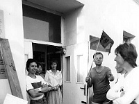 Ebi 1987 Lisak 36  Před vchodem do Štefánikovy hvězdárně v Praze na Petříně. Zleva Pavel Suchan, s korouhví Ebicyklu Jiří Kroutil, zcela vpravo Vít Janeček.