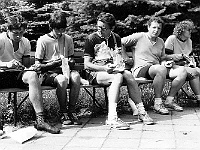 Ebi 1987 Lisak 47  Snídaně na lavičce II v Sezimově Ústí. Zleva + Vladimír Karl, Podžito Jr. a Sr., Dabl, Blanka Matýsková/Fajkusová.