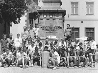 Ebi 1987 Lisak 93  Společná fotka u pomníku Jana Žižky na náměstí v Táboře 10. 7. 1987