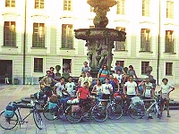 Ebi 1987 PaeDr 23  6.7.1987 skupina ebicyklistů dobyla Hradní náměstí