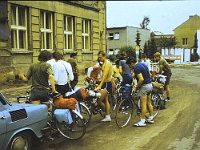 EBI 1987 Sir 003  Roudnice nad Labem nultá etapa 4. 7. 1987. Uprostřed skupiny Jiří Kroutil, vedle v modrém tričku František Vaclík