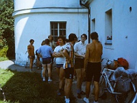 EBI 1987 Sir 049  Hvězdárna v Praze na Petříně 7. 7. 1987. Vlevo vzadu Robo Rosa, v bílém tričku s logem Ebicyklu Jiří Šprynar.