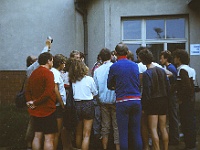EBI 1987 Sir 078  Srocení ebicyklistů před tělocvičnou v Sezimově Ústí 9. 7. 1987