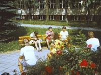 EBI 1987 Sir 082  Snídaně v Sezimově Ústí v parku před školou 10. 7. 1987. Na lavičce Vašek Slavík, PHSJ, František Vaclík