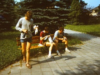 EBI 1987 Sir 083  Snídaně v Sezimově Ústí v parku před školou 10. 7. 1987. Na lavičce Karel Bejček, Zdeněk Zdeněk