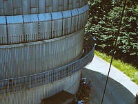 EBI 1987 Sir 109  Astronomický ústav Ondřejov – ebicyklisté u kopule dvoumetru. Sedmá etapa 11. 7. 1987. Fotka je z jeřábu, kterým se z kopule štěrbinou vytahovaly při rekonstrukci jednotlivé díly dalekohledu a montáže