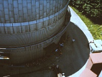 EBI 1987 Sir 110  Astronomický ústav Ondřejov - ebicyklisté u kopule dvoumetru. Sedmá etapa 11. 7. 1987. Fotka je z jeřábu, kterým se z kopule štěrbinou vytahovaly při rekonstrukci jednotlivé díly dalekohledu a montáže