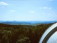 EBI 1987 Sir 111  Astronomický ústav Ondřejov kopule dvoumetru. Sedmá etapa 11. 7. 1987. Fotka je z jeřábu, kterým se z kopule štěrbinou vytahovaly při rekonstrukci jednotlivé díly dalekohledu a montáže