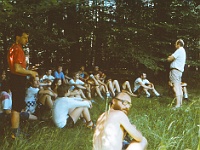 EBI 1987 Sir 114  Astronomický ústav Ondřejov beseda u kopule dvoumetru. Sedmá etapa 11. 7. 1987. V popředí v brýlích Olda Navrátil, vlevo stojící Jiří Neuman, pod ním Zdeněk Soldát. Úplně vpravo ing. Zicha vypráví o ondřejovském dvoumetru