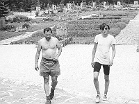 Ebi 1988 PaeDr 19  4.7.1988 Bartoška a Stánec procházejí dukelský hřbitov