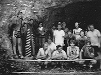 Ebi 1988 PaeDr 33  V Jasovské jeskyni Žitův duch roztřásl fotku i vzduch.