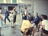 EBI 1988 Sir 003  Sobota 2. 7. 1988. Rojení ebicyklistů na HaP Prešov. Úplně vlevo Kamil Galuščák, vzadu v modrém Ladislav Mihok, v brýlích Olda Navrátil, před ním zády Mirek Navrátil. Sedící Karel Trutnovský, za ním stojí Jaromír Grich. Martin Křižovič, Josef Vondrouš a František Vaclík