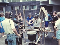 EBI 1988 Sir 007  Sobota 2. 7. 1988. Ebicyklisté a členové televizního štábu Slovenskej televízie u guláše. Vzadu v modrém tričku František Vaclík, u kotle Karel Bejček, vpravo v černém tričku Zdeněk Zdeněk. Během jízdy Ebicyklu 1988 vznikl televizní film "Východoslovenská Haluška" - režie Jaroslav Čorba