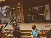 EBI 1988 Sir 015  Neděle 3. 7. 1988. Raslavice - Blanka Matýsková si obvazuje bolavé koleno za neobyčejného zájmu bratislavského televizního štábu