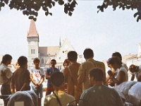 EBI 1988 Sir 017  Neděle 3. 7. 1988. Bardejov náměstí. V bílém tričku Kamil Galuščák, vedle v brýlích Ivoš Míček, v oranžové čepici Martin Křižovič. Úplně vpravo Václav Přibáň