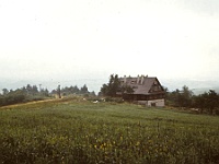 EBI 1988 Sir 021  Pondělí 4. 7. 1988. Roztoky u Svidníku - Ebicykl nocoval v budově bývalé celnice, která v té době procházela rekonstrukcí (někde se spalo mezi tvárnicemi a neckami s maltou...). Dnes je v budově luxusní ubytování, poblíž je postavena kopule hvězdárny