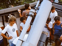EBI 1988 Sir 036  Čtvrtek 7. 7. 1988 hvězdárna Rožňava. Zleva Kamil Galuščák, Jaromír Grich, na druhé straně dalekohledu Vašek Slavík, v modrém tílku František Vaclík, za nimi Roman Piffl