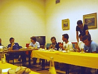 EBI 1988 Sir 041  Pátek 8. 7. 1988. Levoča. Úplně vlevo někdo z místních astronomů, vedle režisér Jaroslav Čorba, některá z místních, Karel Trutnovský, Jiří Neuman, stojící Vláďa Karl, v bílém tričku Ivoš Míček, úplně vpravo Michal Stánec