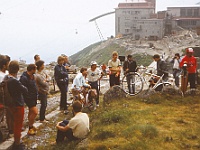 EBI 1988 Sir 049  Sobota 9. 7. 1988 Skalnaté pleso. Vlevo v kraťasech a tmavomodré bundě Zdeněk Zdeněk, vedle Marek Vorel, za nimi Václav Přibáň. Víc vpravo Kamil Galuščák a Zdeněk Soldát, u kola Luboš Glac a Otto Pósa. U kola vpravo Jiří Skála a Laco Hric (AsÚ SAV) a tři členové TV štábu
