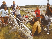 EBI 1988 Sir 050  Sobota 9. 7. 1988 - kola ebicyklistů na Skalnatém plese. Luboš Glac, za ním Kamil Galuščák a Václav Přibáň. S čepicí Otto Pósa, za ním Zdeněk Soldát. Členové televizního štábu, za nimi Mária Neupauerová, vousatý v brýlích Laco Hric (AsÚ SAV)