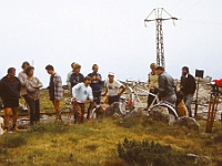 EBI 1988 Sir 051  Sobota 9. 7. 1988 - kola ebicyklistů na Skalnatém plese. Zleva Ivoš Míček, Blanka Matýsková, s dalekohledem Jiří Kroutil, Zdeněk Zdeněk, Marek Vorel, za ním Martin Píštěk, Maroš Silný. U kola Luboš Glac, za ním Kamil Galuščák a Václav Přibáň. V modrém Zdeněk Soldát, v čepici Otto Pósa. U druhého kola Jiří Skála, TV, Laco Hric (AsÚ)