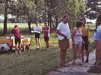 EBI 1989 Sir 009  Neděle 9. 7. 1989 Olomouc hvězdárna před startem první etapy. U vozíku zády Robo Rosa, Libor Malý, Tomáš Kelnar. V bílém tričku Josef Bartoška, vedle Mária Neupauerová, Jiří Neuman. Úplně vlevo zády Eva a Dušan Krchovi - poprvé s Dacií na Ebicyklu jako druhá vozová hradba. Červená Škodovka patří Luboši Glacovi (vozová hradba č.1)