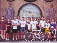 EBI 1989 Sir 012  První etapa neděle 9. 7. 1989. Rojení ebicyklistů před olomouckým orlojem. Zdeněk Štorek, Robo Rosa, Zdeněk Soldát, Martin Křižovič, Kamil Galuščák, Michal Stánec, Tomáš Stařecký, Jan Kohout (poprvé na Ebicyklu), Martin Píštěk, Petr Štorek, (poprvé na Ebicyklu), Petr Kincl (na bobku), Světlana Hrbáčová (poprvé na Ebicyklu) a Libor Malý