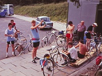 EBI 1989 Sir 017  Druhá etapa pondělí 10. 7. 1989. Parkoviště na Ovčárně. Jan Veselý (poprvé na Ebicyklu), Michal Stánec, Jiří Skála, Vladimír Medek (poprvé na Ebicyklu). Vlevo u kola Libor Malý, sedící v bílém tričku Tomáš Langer