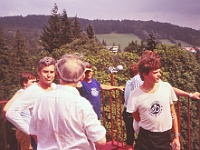 EBI 1989 Sir 032  Druhá etapa pondělí 10. 7. 1989 hvězdárna Jeseník. Vlevo vzadu Luboš Glac, PHSJ, zády ing. Vlček (hvězdárna Jeseník), v modrém tričku František Vaclík, vpravo v popředí Tomáš Langer
