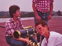 EBI 1989 Sir 047  Třetí etapa úterý 11. 7. 1989 hvězdárna Dolní Benešov. U dalekohledu Petr Štorek, vzadu dva místní astronomové