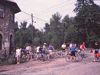 EBI 1989 Sir 065  Čtvrtá etapa středa 12. 7. 1989. Havířov Horní Suchá - srocení ebicyklistů před bývalou lékárnou