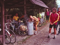 EBI 1989 Sir 086  Sedmá etapa sobota 15. 7. 1989 Vychylovka - Josef Bartoška štrachá v popelnici... Pod stříškou Zdeněk Zdeněk, vzadu v černých kalhotách Radek Peřestý. V popředí Robo Rosa a Martin Píštěk, za nimi Petr Kincl