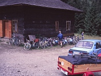 EBI 1989 Sir 095  Sedmá etapa sobota 15. 7. 1989. Vychylovka - Múzeum Kysuckej dediny. Hospoda obložená koly ebicyklistů (ebicyklisté uvnitř konzumují halušky s brynzou...)