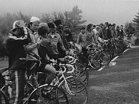 Ebi 1990 Kosmaska 2  Před hromadným startem na parkovišti u chaty Ještědka 8. 7. 1990